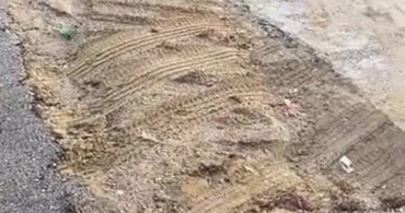 İzmit'te Kazı Çukuru Sorunu: Çöp Kamyonu Saplandı