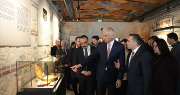 İznik Çinileri Türkiye'ye İade Edildi