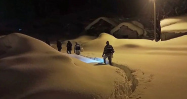 Jandarma, Engelli Çocuğa Karla Kaplı Yolda Yardım Etti