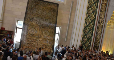 Kabe’nin kapı örtüsü Millet Cami ve Külliyesi’nde sergileniyor