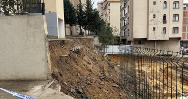 Kadıköy'de İnşaat Şantiyesinin İstinat Duvarı Yıkıldı