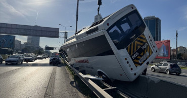 Kadıköy'de Kaza: Servis Minibüsü Bariyerlere Çıktı