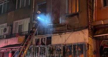 Kadıköy'de Metruk Binada Yangın: Pencereden Atlayan Kişi Ağır Yaralandı