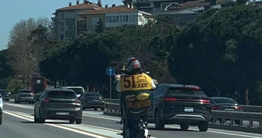 Kadıköy'de Plakasız Motosikletin Tehlikeli Sürüşü Kamerada