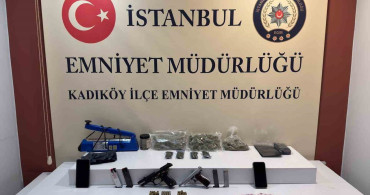 Kadıköy'de polisin dur ihtarına uymayan iki şüpheli yakalandı