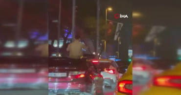 Kadıköy'de Sıradışı Olay: Sunroof'tan Çıkan Genç Trafiği Tehdit Etti