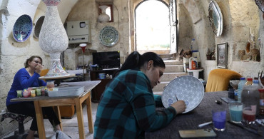 Kadın Çini Ustaları Tarihi Kayıkçı Konağı'ndan Eserlerini Sunuyor