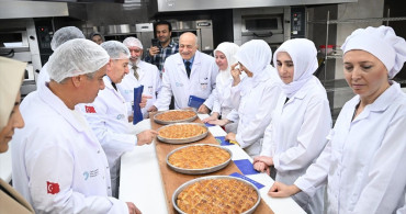 Kadın Ustalar Baklava Yarışmasında Yeteneklerini Gösterdi