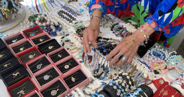 Kadınlar el emeği ürünlerini satışa sunuyor