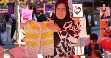 Kadınların El Emeği Ürünleri Caddeyi Renklendirdi