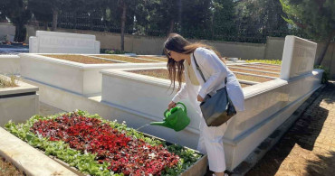 Kadir İnanır’ın kabri çiçeklerle donatıldı: sevenleri yalnız bırakmadı