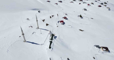 Kadırga Yaylası'nda Kış Manzarası: Açık Hava Camisi