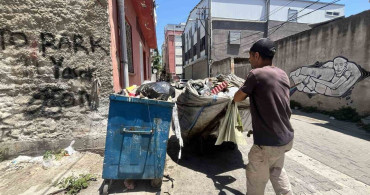 Kağıt toplayarak okuttuğu kızı, üniversiteyi birincilikle bitirdi