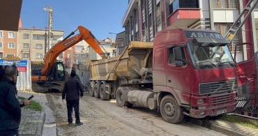Kağıthane'de Aydınlatma Direğine Çarpan Kamyonun Sürücüsü Hayatını Kaybetti