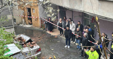 Kağıthane'de Duvar Otomobilin Üzerine Devrildi