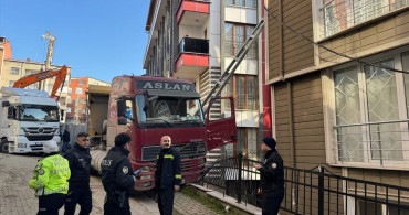 Kağıthane'de Hafriyat Kamyonu Aydınlatma Direğine Çarptı