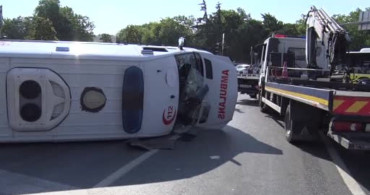 Kağıthane'de Kontrolden Çıkan Ambulans Devrildi