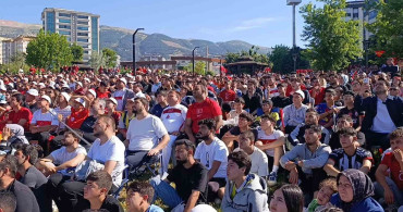 Kahramanmaraşlılar milli maç heyecanını dev ekranda yaşadı