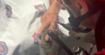 Kahramanmaraş'ta Hastanın Parmağına Sıkışan Yüzük İtfaiye Tarafından Çıkarıldı