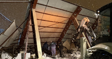 Kahramanmaraş'ta Kar Yağışı Nedeniyle Besi Ahırı Çöktü