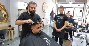 Kahramanmaraş'ta Zihinsel Engelli Genç Berber Olma Yolunda