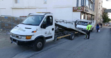 Kaldırıma park edilen kamyonet trafiği kilitledi, yol esnafın aracı itmesiyle açıldı