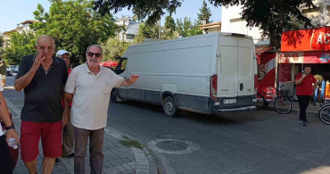 Kamyonet ve otomobil kavşakta çarpıştı, vatandaşlar önlem talep etti