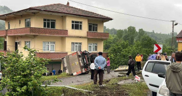 Kamyonet Virajda Devrildi, Sürücü Yaralandı