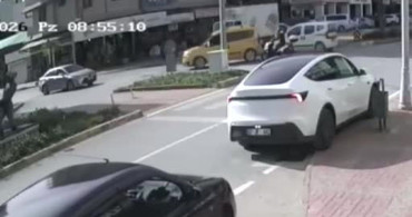 Kamyonun İnşaat Demirleri Otomobile Saplandı: Şans Eseri Yaralılar Hafif!