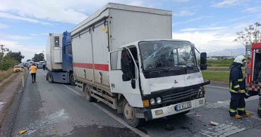 Kamyonun Tıra Çarpması Sonucu İki Yaralı