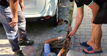 Kanalizasyona düşen kedi belediye ekiplerince kurtarıldı