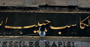 Kapalıçarşı'da Tarihi Kitabeye Zarar Verildi!
