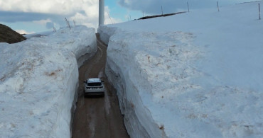 Kar Duvarları Arasında Kalan Yol Görüntüleri Hayran Bıraktı