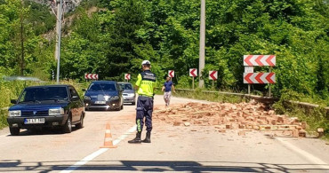 Karabük-Yenice kara yolunda tuğla döküntüsü ulaşımı etkiledi