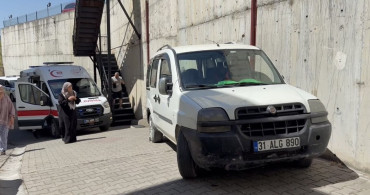 Karabük'te aküsü biten aracı itmeye çalışırken sıkıştı