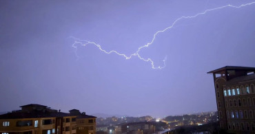 Karabük'te Görsel Şölen: Şimşekler ve Sağanak Yağmur