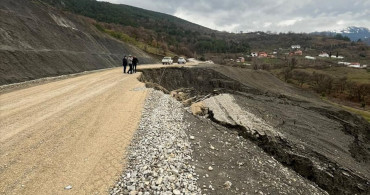 Karabük'te Heyelan Nedeniyle Köy Yolu Kapandı