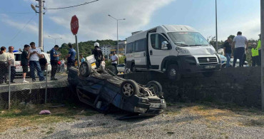 Karabük’te işçi servisiyle çarpışan otomobil bahçeye uçtu: 3 yaralı