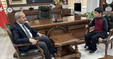 Karabük'te Öğrenciden Örnek Davranış: Kar Yağışı Altında Saygı Duruşu