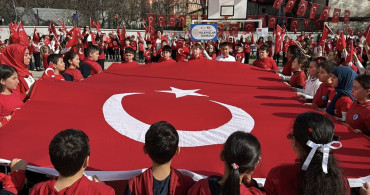 Karabük'te Öğrencilerden Bayrağa Saygı Yürüyüşü