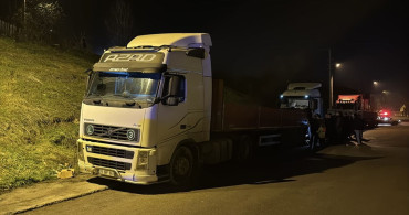 Karabük'te Park Halindeki Tıra Çarpan Otomobilde İki Yaralı