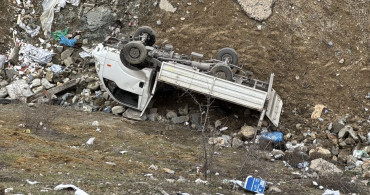 Karabük'te Şarampole Devrilen Kamyonet