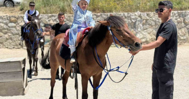 Karabük'te sünnet şöleninde çocuklar ata binip unutulmaz anlar yaşadı