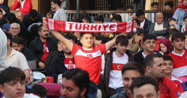 Karabük'te vatandaşlar milli maç heyecanını dev ekranda yaşadı