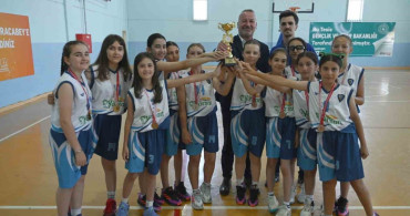 Karacabey Belediyespor’da minik kız basketbol takımları kupa sevinci yaşadı
