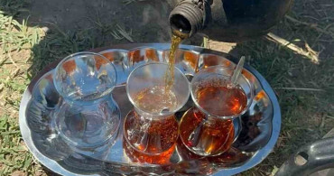 Karacabey'de Tarım İşçileri Öğle Molasında Odun Ateşi Çayı İle Dinleniyor