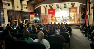 Karacasu’da 'Hepimiz Mahkumuz' Tiyatro Oyunu Büyüledi