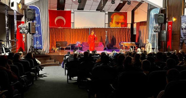 Karacasu'da 'İyi Delirdik' Tiyatro Oyunu Büyük İlgi Gördü