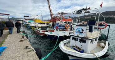 Karadeniz’de dev dalgalar gemiyi karaya oturttu: Okullar 1 gün tatil edildi