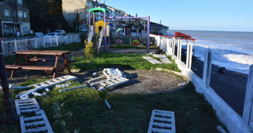 Karadeniz'de Fırtına Sonrası Dev Dalgalar İnebolu'yu Vurdu